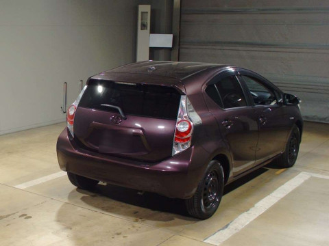 2014 Toyota Aqua NHP10[1]