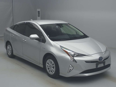 2017 Toyota Prius ZVW55[2]