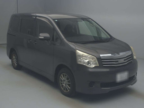 2010 Toyota Noah ZRR70G[2]