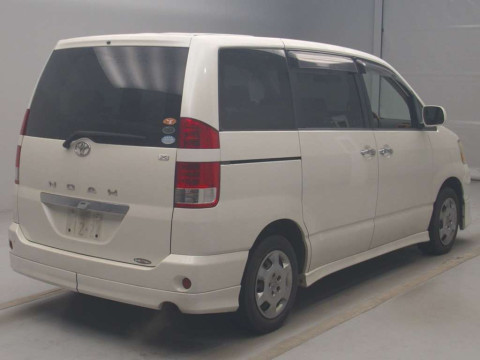 2006 Toyota Noah AZR60G[1]