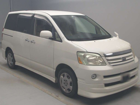 2006 Toyota Noah AZR60G[2]