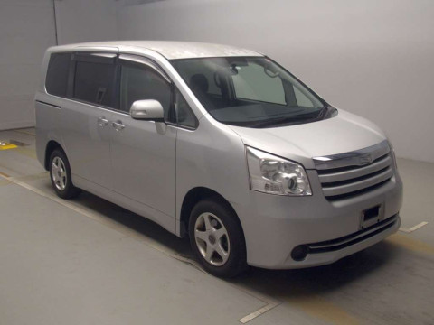 2009 Toyota Noah ZRR70G[2]