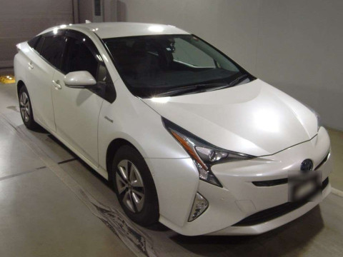 2016 Toyota Prius ZVW55[2]