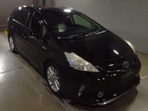 2013 Toyota Prius alpha ZVW40W[2]