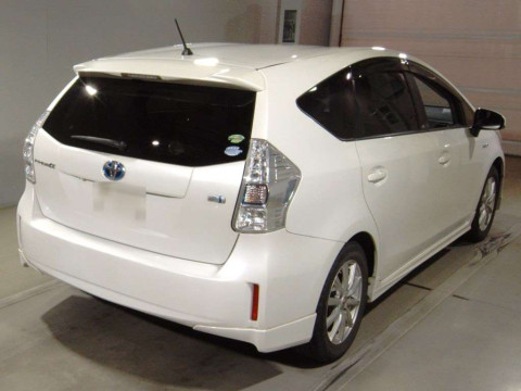 2013 Toyota Prius alpha ZVW41W[1]