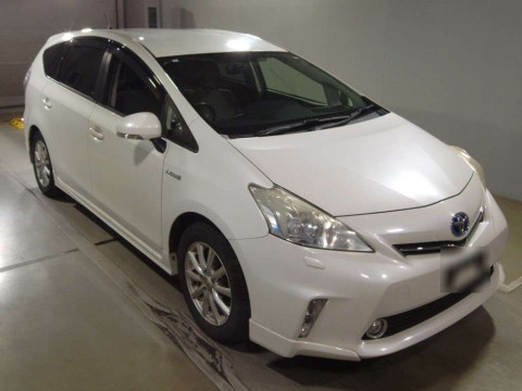 2013 Toyota Prius alpha ZVW41W[2]