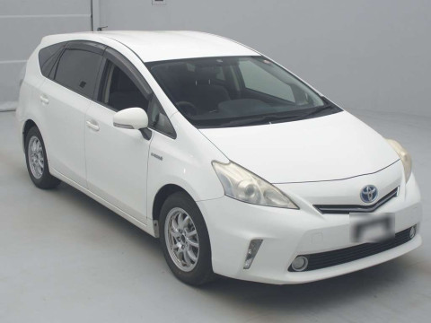 2011 Toyota Prius alpha ZVW41W[2]