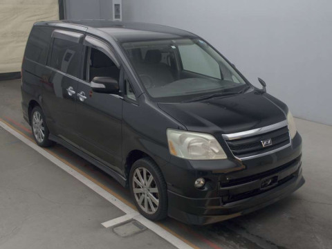 2005 Toyota Noah AZR60G[2]