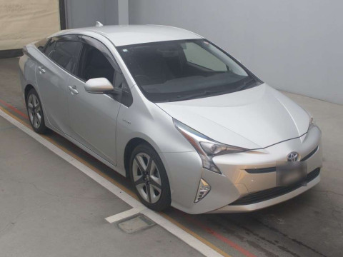 2016 Toyota Prius ZVW50[2]