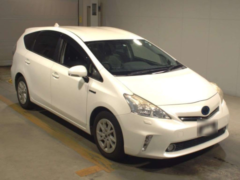 2013 Toyota Prius alpha ZVW40W[2]