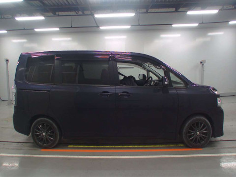 2012 Toyota Voxy ZRR70G[2]