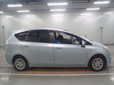 2013 Toyota Prius alpha ZVW41W[2]