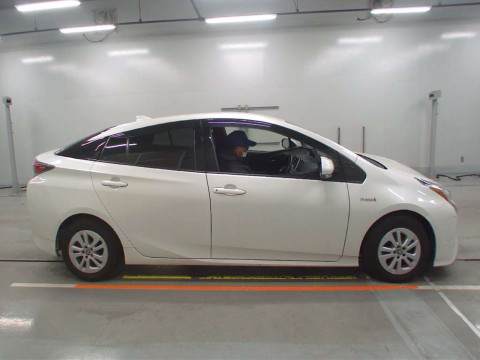 2016 Toyota Prius ZVW50[2]