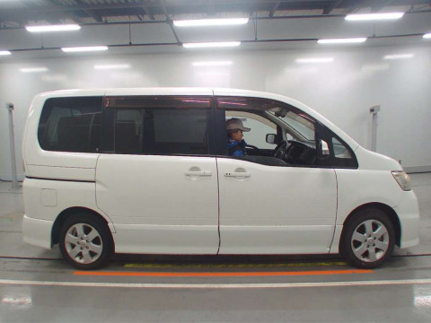 2010 Nissan Serena CC25[2]