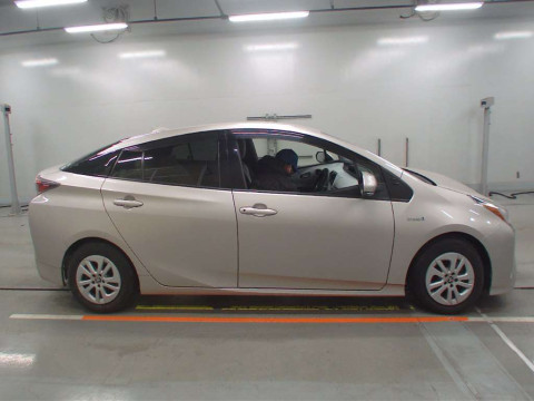 2016 Toyota Prius ZVW50[2]