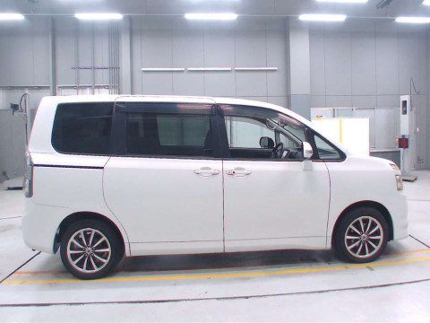 2009 Toyota Voxy ZRR70G[2]