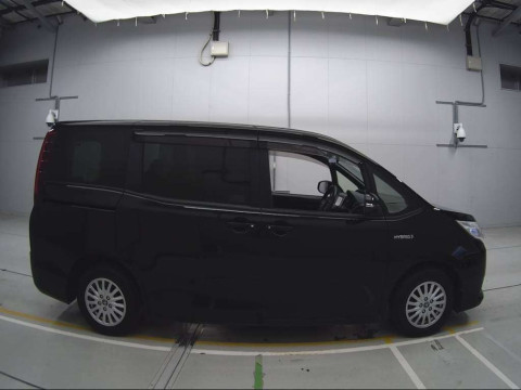 2014 Toyota Noah ZWR80G[2]