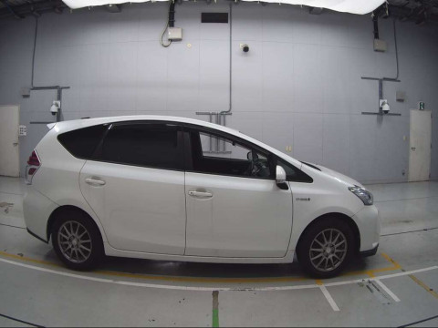 2015 Toyota Prius alpha ZVW41W[2]