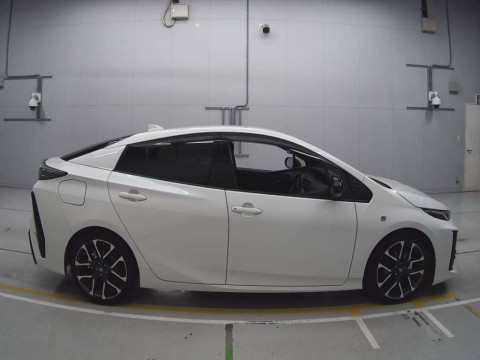 2018 Toyota Prius PHV ZVW52[2]