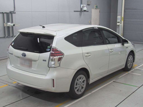 2015 Toyota Prius alpha ZVW40W[1]