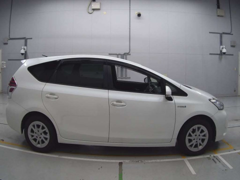 2015 Toyota Prius alpha ZVW40W[2]