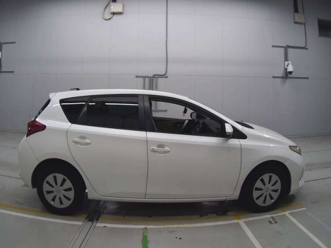 2013 Toyota Auris NZE181H[2]