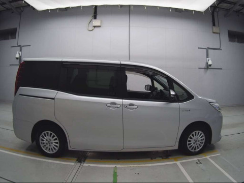 2014 Toyota Noah ZWR80G[2]