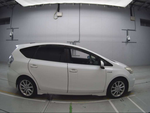 2012 Toyota Prius alpha ZVW41W[2]