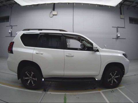 2022 Toyota Land Cruiser Prado TRJ150W[2]