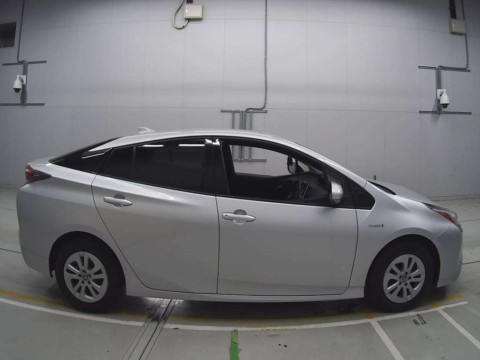 2018 Toyota Prius ZVW50[2]