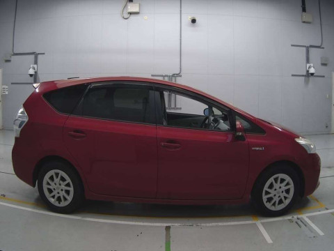 2013 Toyota Prius alpha ZVW41W[2]