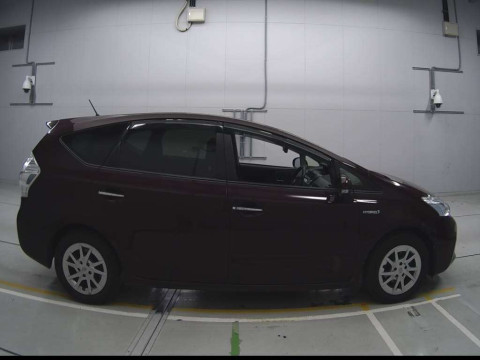 2014 Toyota Prius alpha ZVW41W[2]