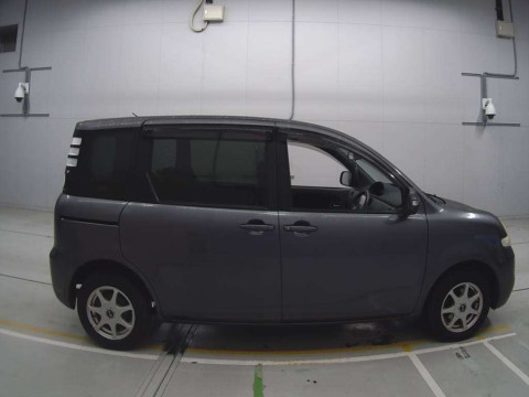 2010 Toyota Sienta NCP81G[2]