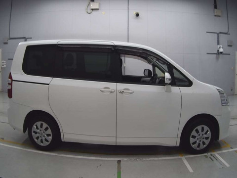 2013 Toyota Noah ZRR70G[2]