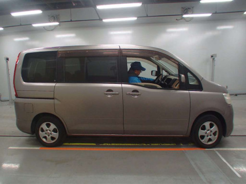 2006 Nissan Serena C25[2]