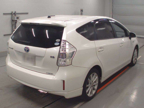 2011 Toyota Prius alpha ZVW41W[1]