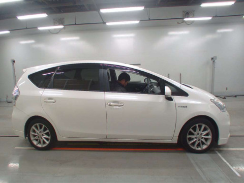 2011 Toyota Prius alpha ZVW41W[2]