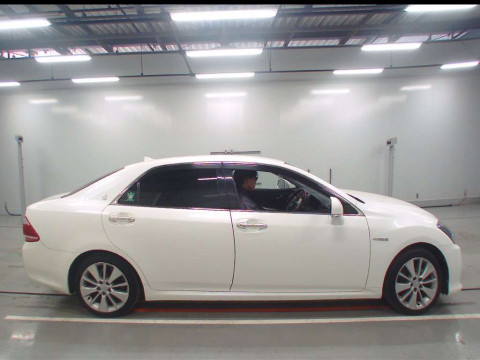 2011 Toyota Crown Hybrid GWS204[2]