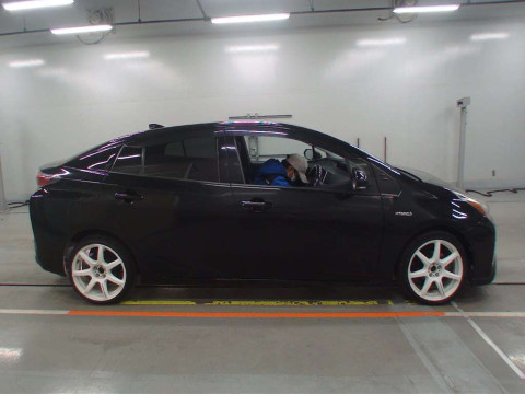 2016 Toyota Prius ZVW51[2]