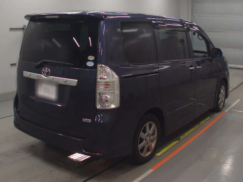 2010 Toyota Voxy ZRR70W[1]