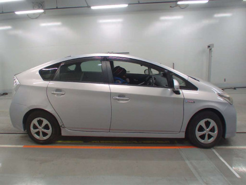 2015 Toyota Prius ZVW30[2]