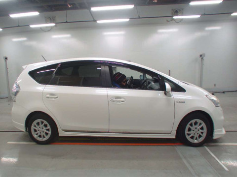 2011 Toyota Prius alpha ZVW41W[2]