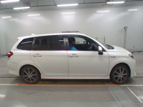 2015 Toyota Corolla Fielder NKE165G[2]