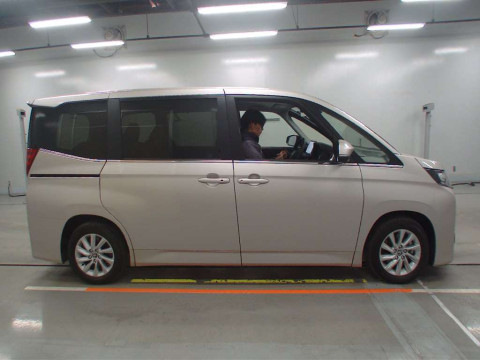 2022 Toyota Noah MZRA90W[2]