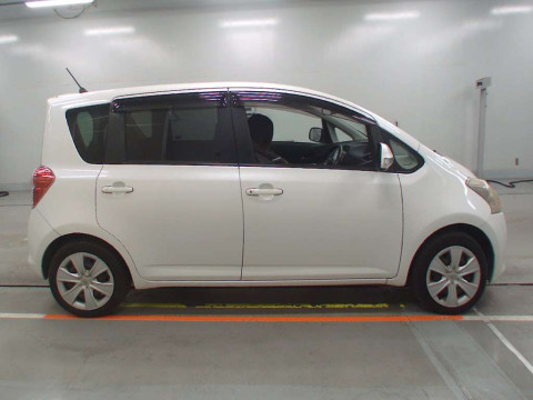 2010 Toyota Ractis SCP100[2]