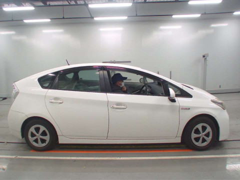 2012 Toyota Prius ZVW30[2]