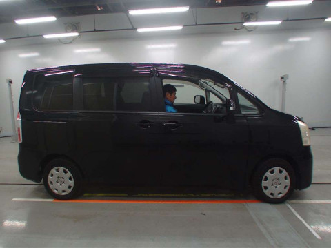 2010 Toyota Noah ZRR70G[2]