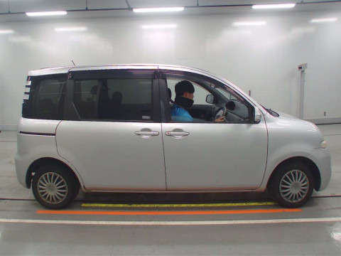 2009 Toyota Sienta NCP81G[2]