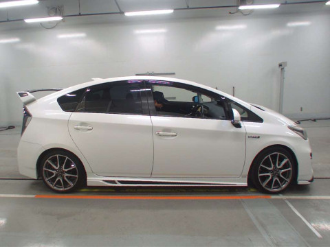 2013 Toyota Prius ZVW30[2]