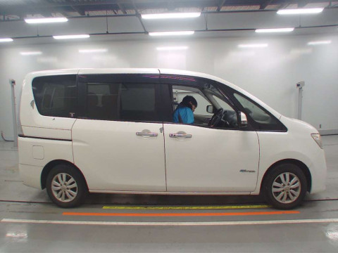 2013 Nissan Serena HC26[2]